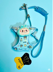 Peitoral labubu – azul, rosa e bege